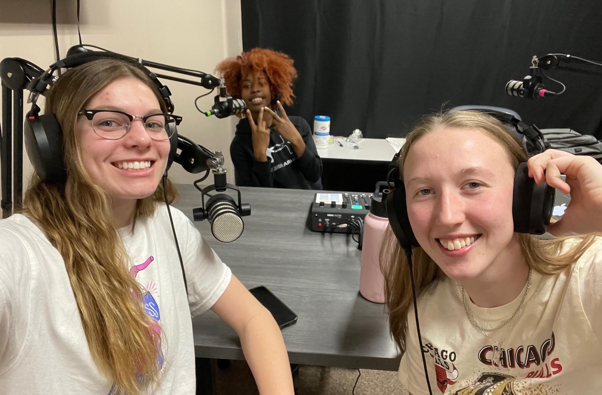 Sandburg Athletics Podcast, Episode 6: From Galesburg to Sandburg &mdash; Women's basketball players Lily Hudgins, Sophia Gugliotta & Armani Revis